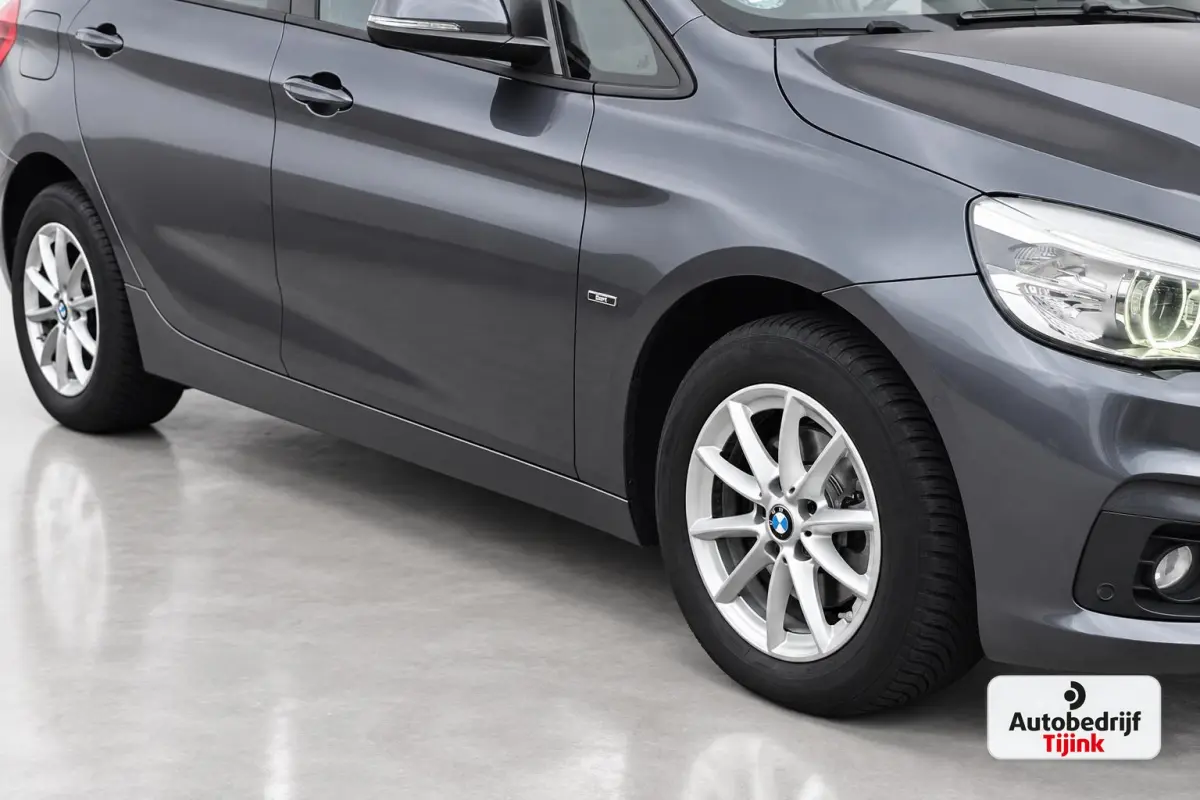 218i Corporate Lease High Executive | Automaat | LED | Navi | Stoelverwarming | Elek. achterklep | Leder | Sportstoelen | HUD | Cruise | All-seasons |
