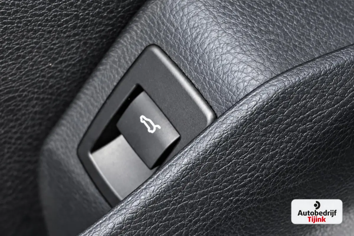 218i Corporate Lease High Executive | Automaat | LED | Navi | Stoelverwarming | Elek. achterklep | Leder | Sportstoelen | HUD | Cruise | All-seasons |