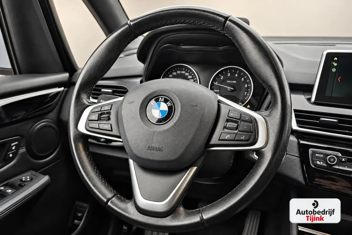 218i Corporate Lease High Executive | Automaat | LED | Navi | Stoelverwarming | Elek. achterklep | Leder | Sportstoelen | HUD | Cruise | All-seasons |