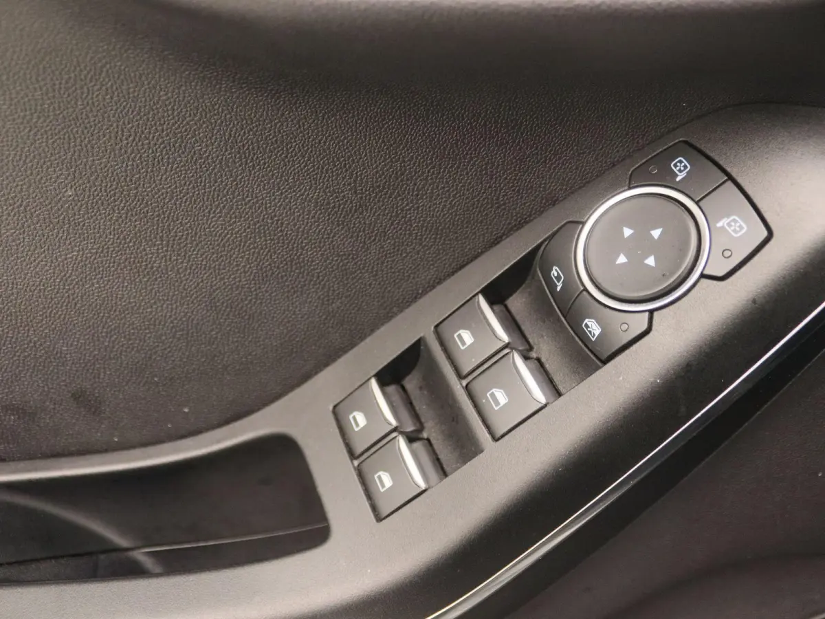 1.0 EcoBoost Titanium | Apple Carplay/Android Auto | Climate Control | Winterpakket | Trekhaak |