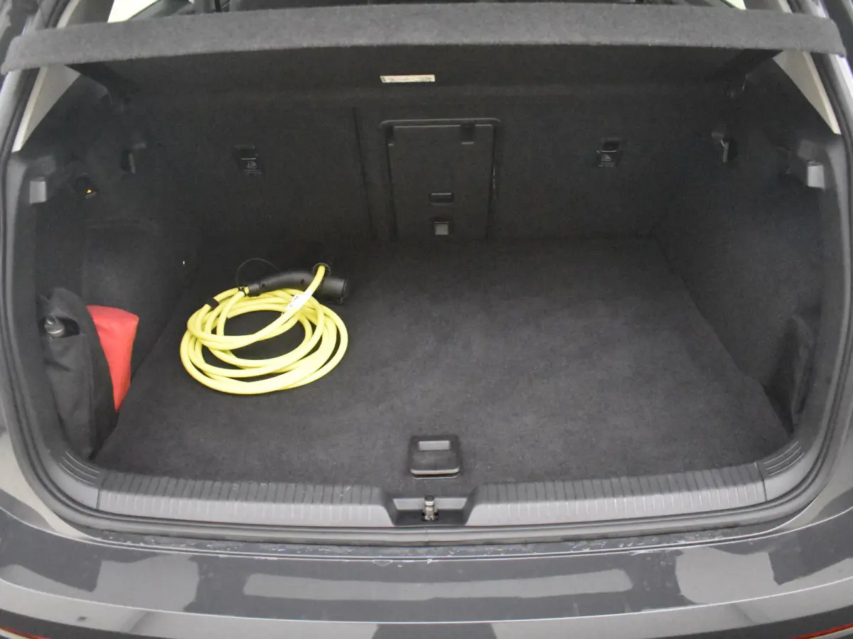 1.4 eHybrid Style l Elektr. Stoel incl Memory l Trekhaak Elektr. l Velours Bekleding l Stoelverwarming l Side Assist l Sensoren voor en achter l