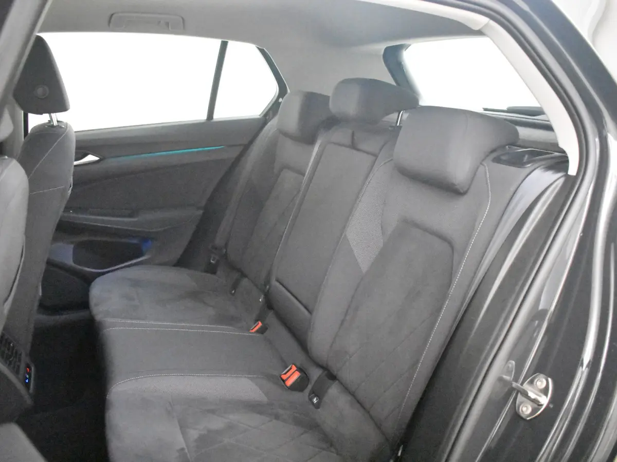 1.4 eHybrid Style l Elektr. Stoel incl Memory l Trekhaak Elektr. l Velours Bekleding l Stoelverwarming l Side Assist l Sensoren voor en achter l
