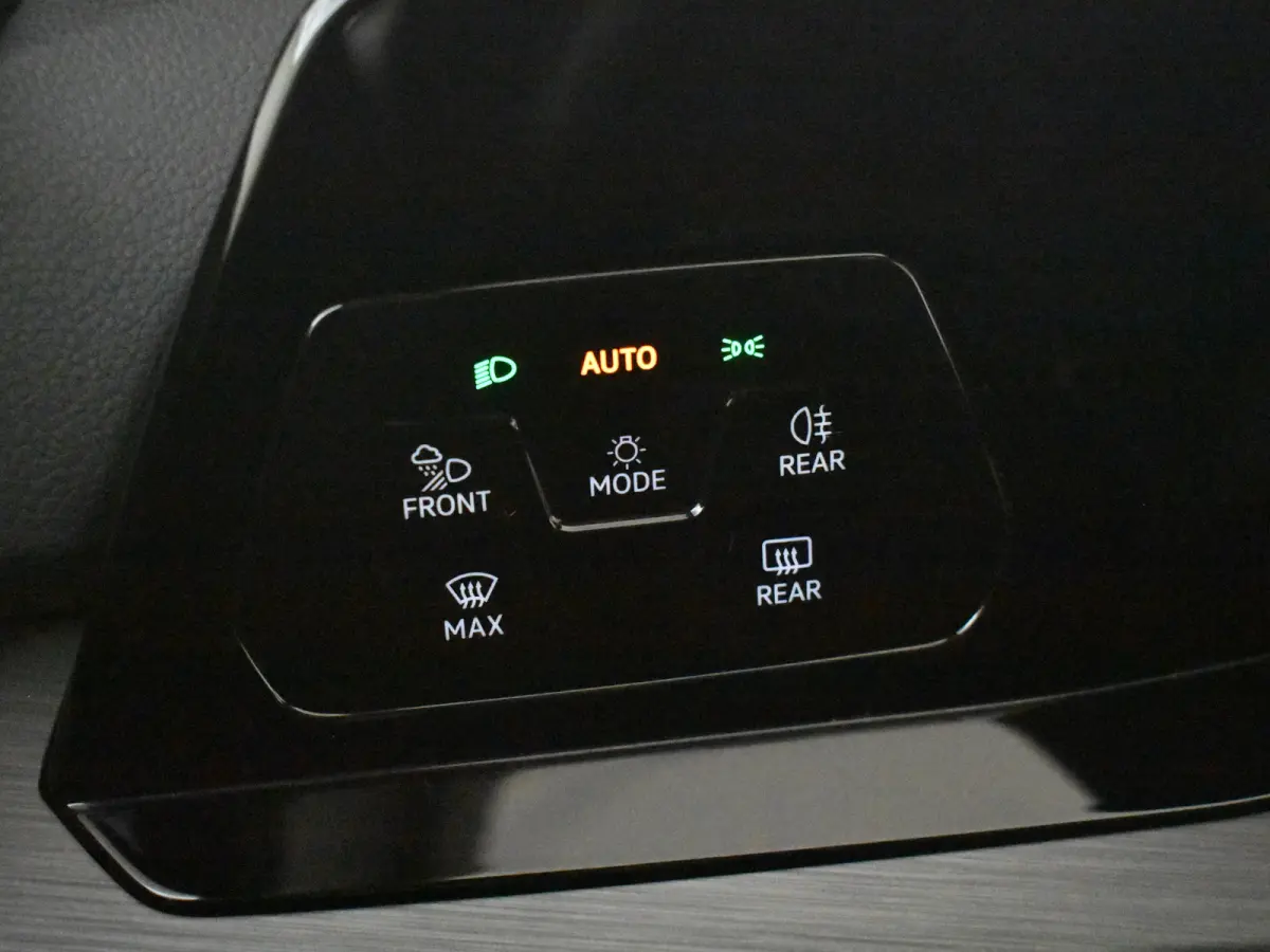 1.4 eHybrid Style l Elektr. Stoel incl Memory l Trekhaak Elektr. l Velours Bekleding l Stoelverwarming l Side Assist l Sensoren voor en achter l