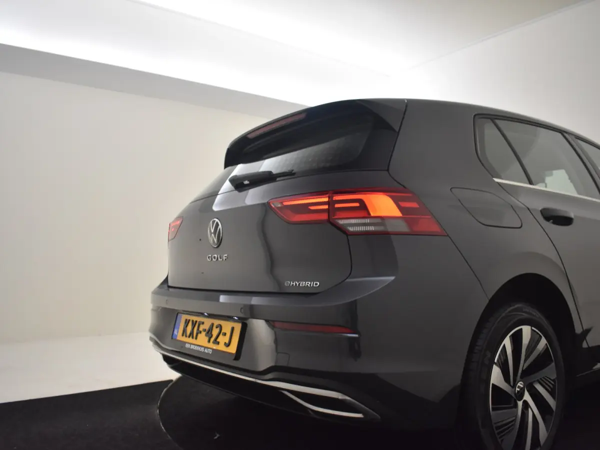 1.4 eHybrid Style l Elektr. Stoel incl Memory l Trekhaak Elektr. l Velours Bekleding l Stoelverwarming l Side Assist l Sensoren voor en achter l