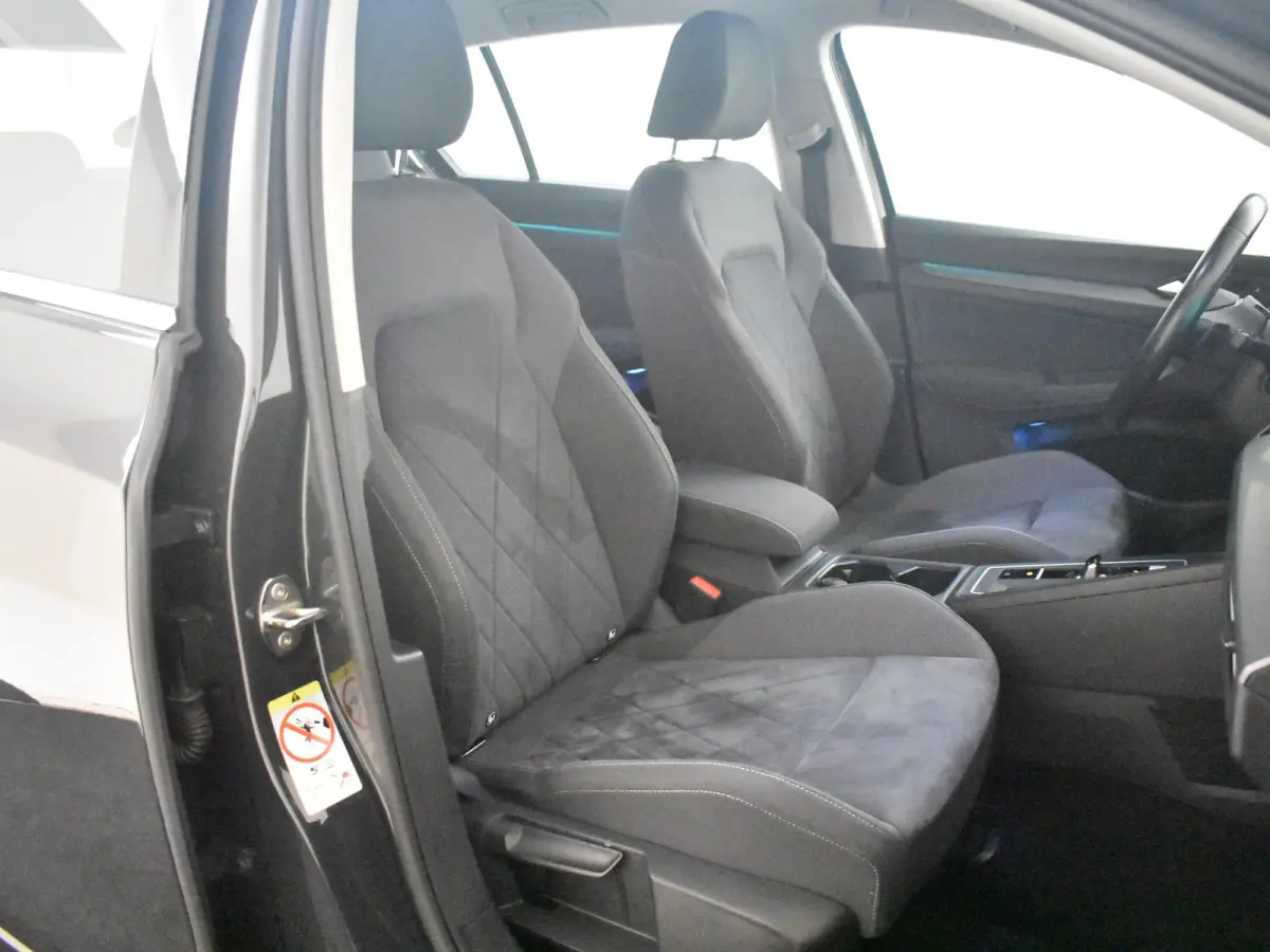 1.4 eHybrid Style l Elektr. Stoel incl Memory l Trekhaak Elektr. l Velours Bekleding l Stoelverwarming l Side Assist l Sensoren voor en achter l