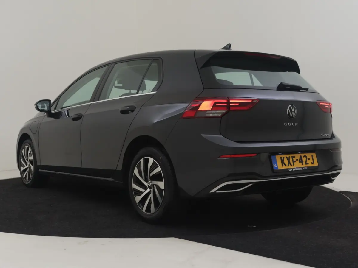 1.4 eHybrid Style l Elektr. Stoel incl Memory l Trekhaak Elektr. l Velours Bekleding l Stoelverwarming l Side Assist l Sensoren voor en achter l