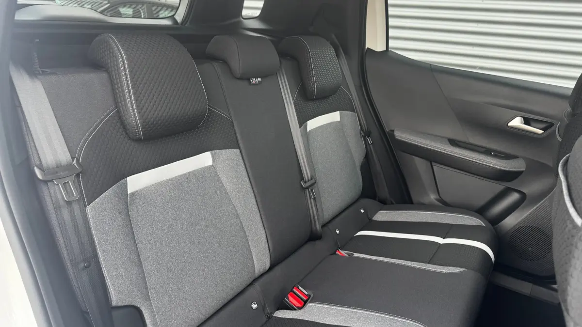 GS | 17" Lichtmetalen velgen in Zwart met 215/60 R17 banden | Achteruitrijcamera | Dode hoek waarschuwing