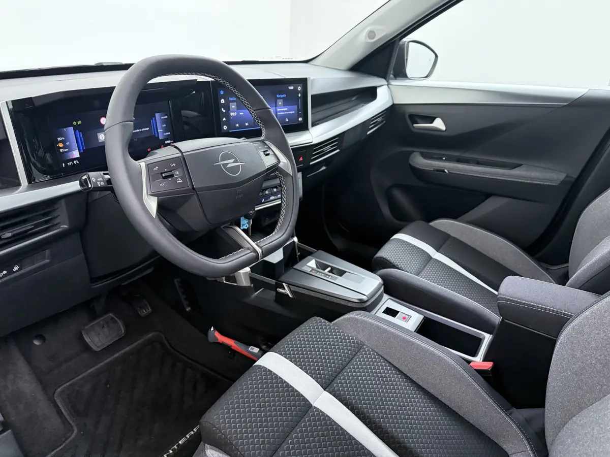 Extended range GS 54 kWh 8 JAAR GARANTIE / Navigatie / Camera / Stuur -en Stoelverwarmd / Dodehoek / Parkeersensoren / Carplay / LED