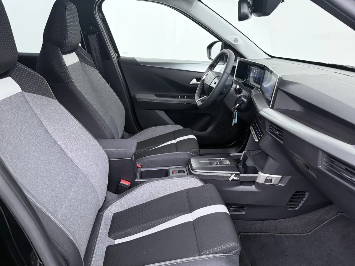 Extended range GS 54 kWh 8 JAAR GARANTIE / Navigatie / Camera / Stuur -en Stoelverwarmd / Dodehoek / Parkeersensoren / Carplay / LED