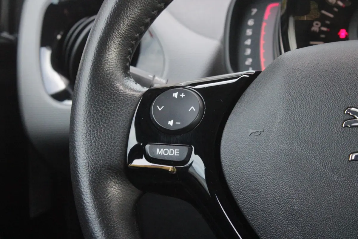 1.0 e-VTi 72PK ALLURE TOP! | CLIMATE CONTROL | ACHTERUITRIJ CAMERA | APPLE CARPLAY/ANDROID AUTO | CRUISE CONTROL | DAB+ RADIO | KEYLESS ENTRY/START | LANE ASSIST | LICHTMETALEN VELGEN |