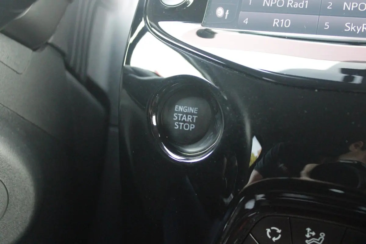 1.0 e-VTi 72PK ALLURE TOP! | CLIMATE CONTROL | ACHTERUITRIJ CAMERA | APPLE CARPLAY/ANDROID AUTO | CRUISE CONTROL | DAB+ RADIO | KEYLESS ENTRY/START | LANE ASSIST | LICHTMETALEN VELGEN |