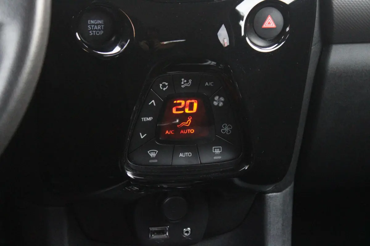 1.0 e-VTi 72PK ALLURE TOP! | CLIMATE CONTROL | ACHTERUITRIJ CAMERA | APPLE CARPLAY/ANDROID AUTO | CRUISE CONTROL | DAB+ RADIO | KEYLESS ENTRY/START | LANE ASSIST | LICHTMETALEN VELGEN |