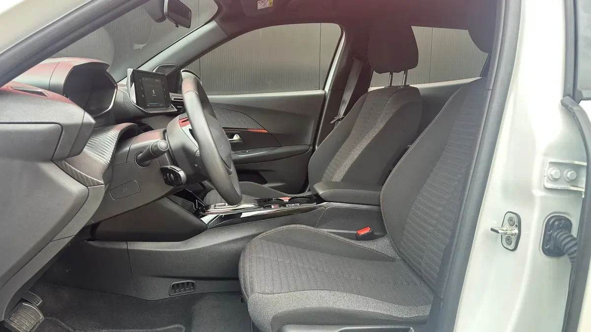 EV Active Pack 50 kWh | Navigatie | Camera | Apple Carplay / Android Auto | SOH 97,56% | Achterbank in delen neerklapbaar | Achteruitrijcamera | Airco (automatisch)