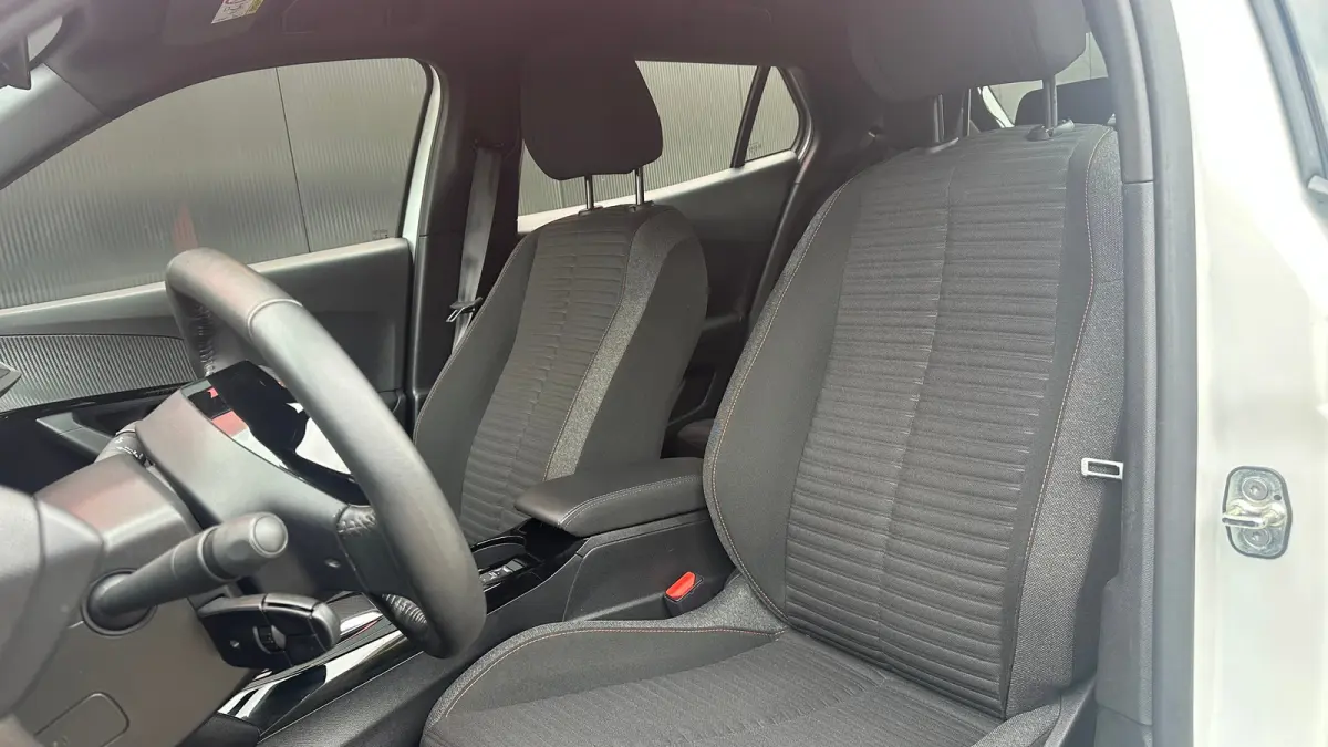 EV Active Pack 50 kWh | Navigatie | Camera | Apple Carplay / Android Auto | SOH 97,56% | Achterbank in delen neerklapbaar | Achteruitrijcamera | Airco (automatisch)