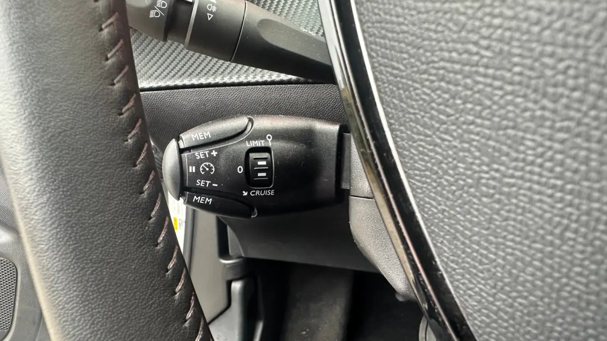 EV Active Pack 50 kWh | Navigatie | Camera | Apple Carplay / Android Auto | SOH 97,56% | Achterbank in delen neerklapbaar | Achteruitrijcamera | Airco (automatisch)