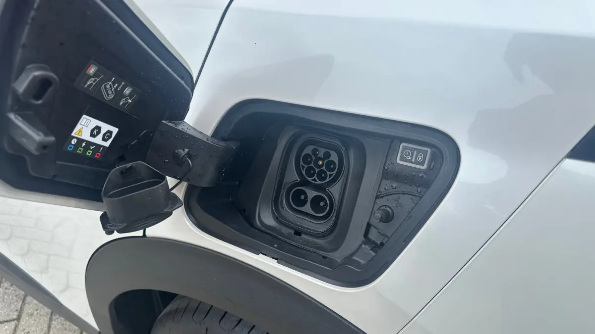 EV Active Pack 50 kWh | Navigatie | Camera | Apple Carplay / Android Auto | SOH 97,56% | Achterbank in delen neerklapbaar | Achteruitrijcamera | Airco (automatisch)