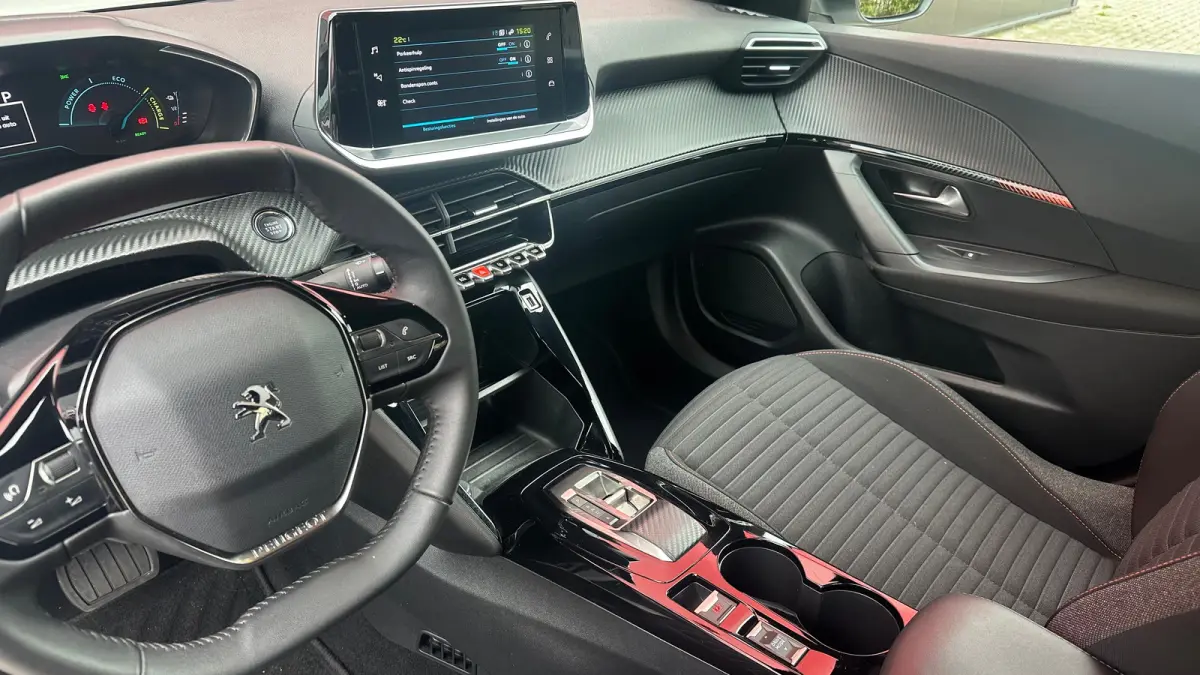 EV Active Pack 50 kWh | Navigatie | Camera | Apple Carplay / Android Auto | SOH 97,56% | Achterbank in delen neerklapbaar | Achteruitrijcamera | Airco (automatisch)