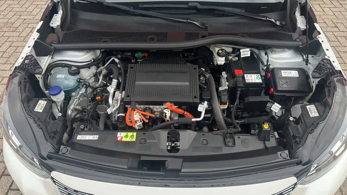 EV Active Pack 50 kWh | Navigatie | Camera | Apple Carplay / Android Auto | SOH 97,56% | Achterbank in delen neerklapbaar | Achteruitrijcamera | Airco (automatisch)