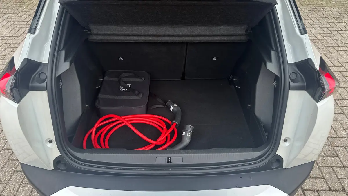 EV Active Pack 50 kWh | Navigatie | Camera | Apple Carplay / Android Auto | SOH 97,56% | Achterbank in delen neerklapbaar | Achteruitrijcamera | Airco (automatisch)