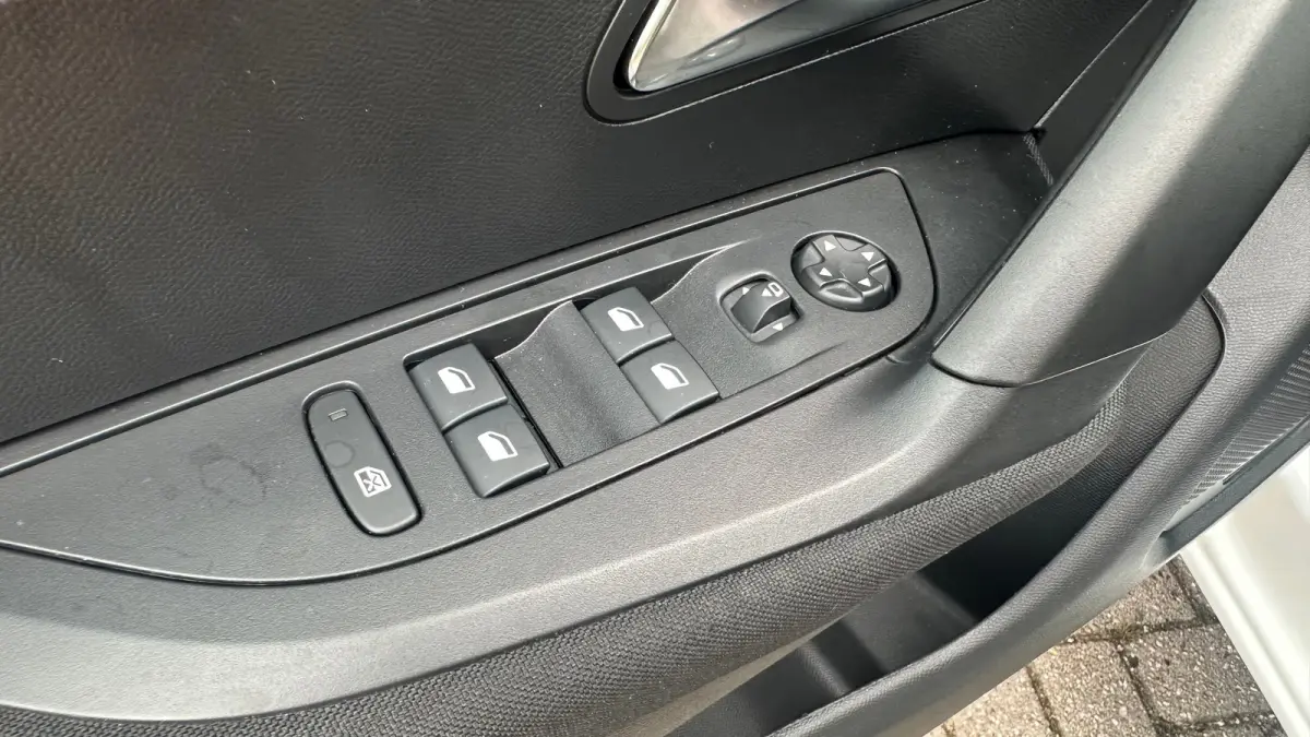 EV Active Pack 50 kWh | Navigatie | Camera | Apple Carplay / Android Auto | SOH 97,56% | Achterbank in delen neerklapbaar | Achteruitrijcamera | Airco (automatisch)