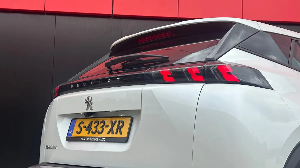 EV Active Pack 50 kWh | Navigatie | Camera | Apple Carplay / Android Auto | SOH 97,56% | Achterbank in delen neerklapbaar | Achteruitrijcamera | Airco (automatisch)