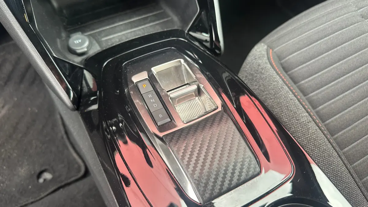 EV Active Pack 50 kWh | Navigatie | Camera | Apple Carplay / Android Auto | SOH 97,56% | Achterbank in delen neerklapbaar | Achteruitrijcamera | Airco (automatisch)