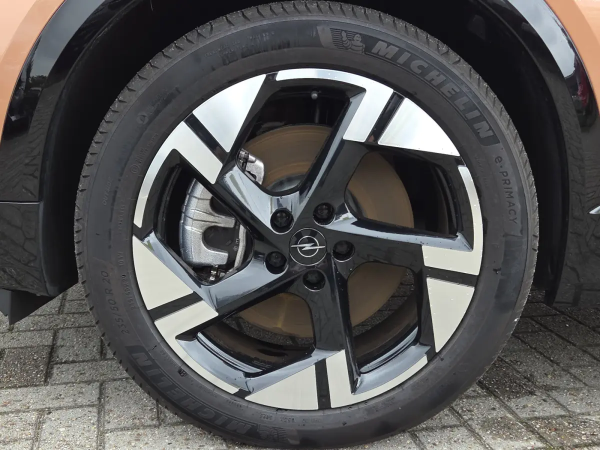 1.6 Turbo Plug-in-Hybrid GS | 96,19% SoH | Tot 8 jaar garantie | Panoramadak | Stuur + Stoelverwarming | Camera | Keyless | Adaptive CC |