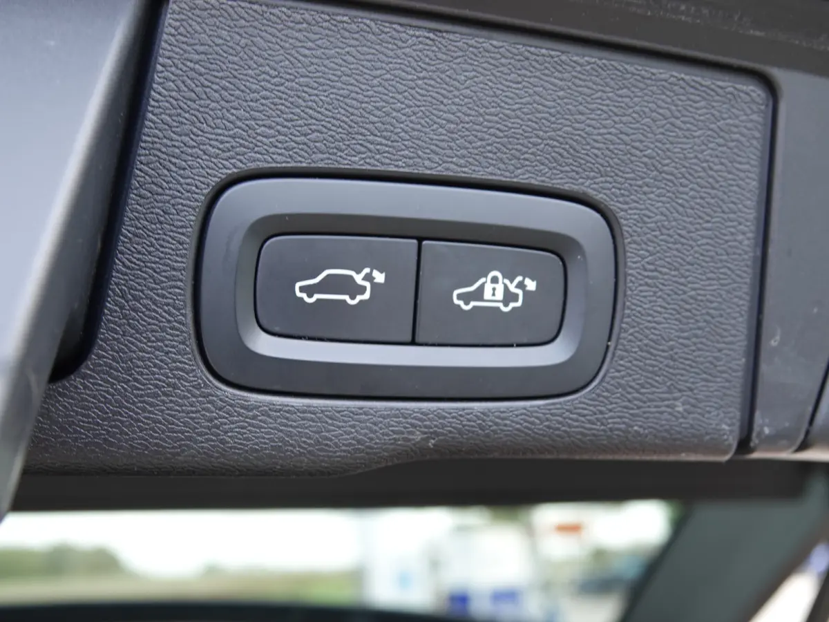 2.0 T8 PHEV AWD Ultimate Black Edition NL-AUTO | LUCHTVERING | PANO | HUD | TREKH. | 360° CAM