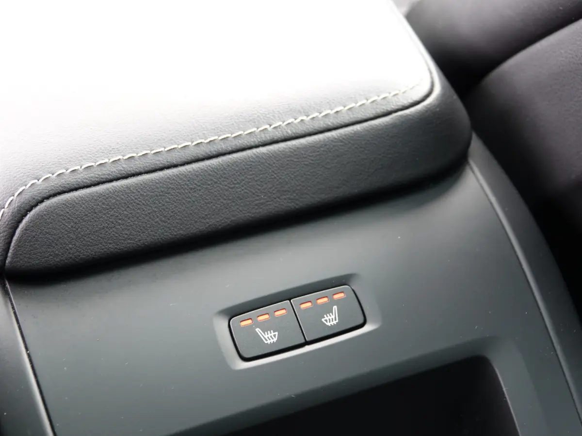 2.0 T8 PHEV AWD Ultimate Black Edition NL-AUTO | LUCHTVERING | PANO | HUD | TREKH. | 360° CAM