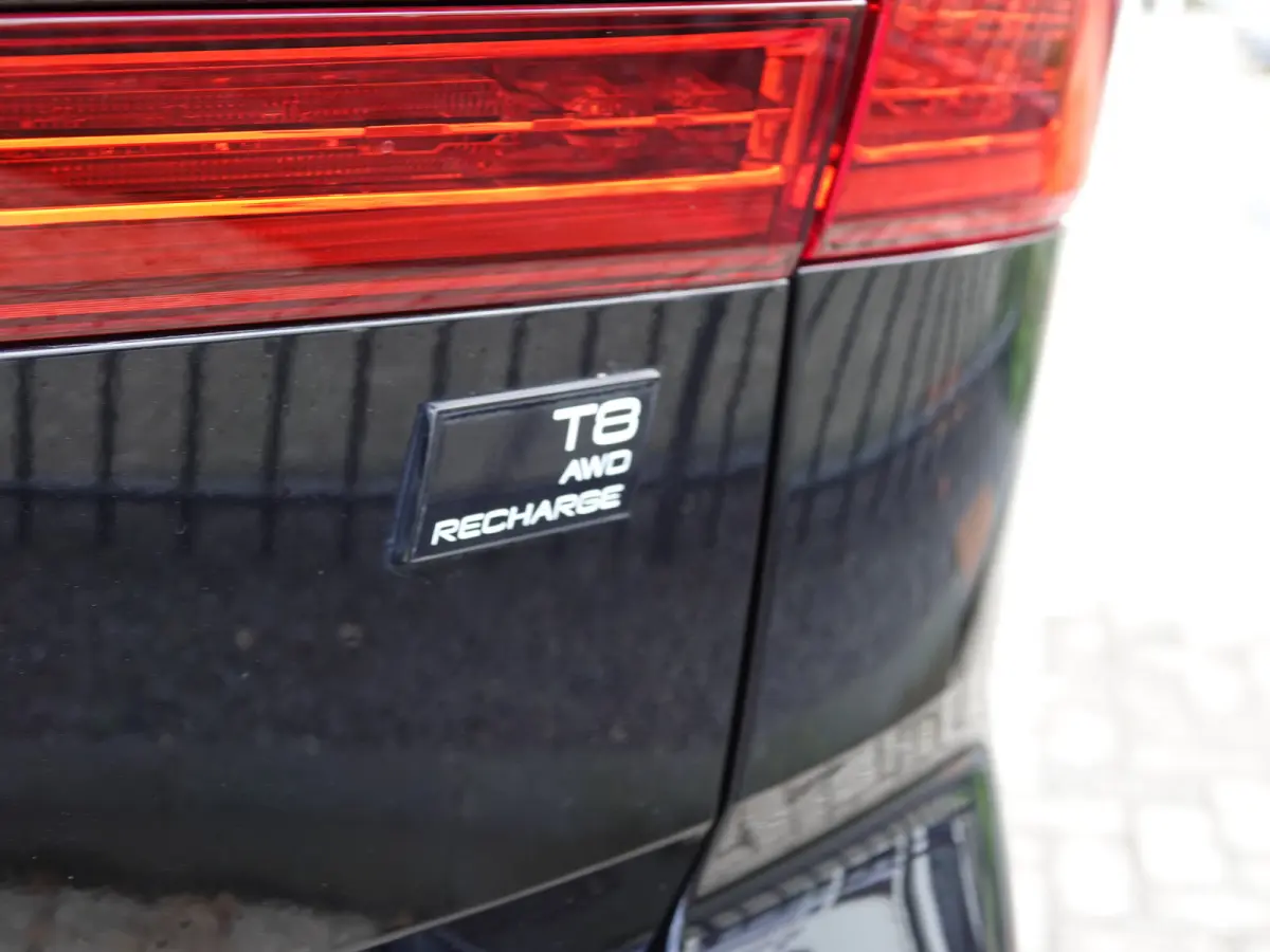 2.0 T8 PHEV AWD Ultimate Black Edition NL-AUTO | LUCHTVERING | PANO | HUD | TREKH. | 360° CAM