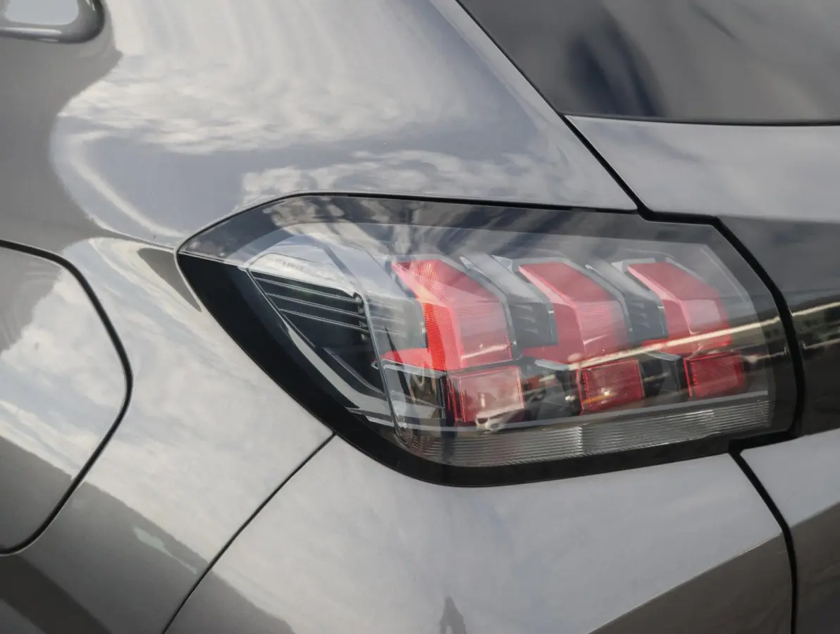 1.2 PureTech Active Pack 1e Eigenaar | LED | Navigatie | Parkeersensoren achter | 16" LMV