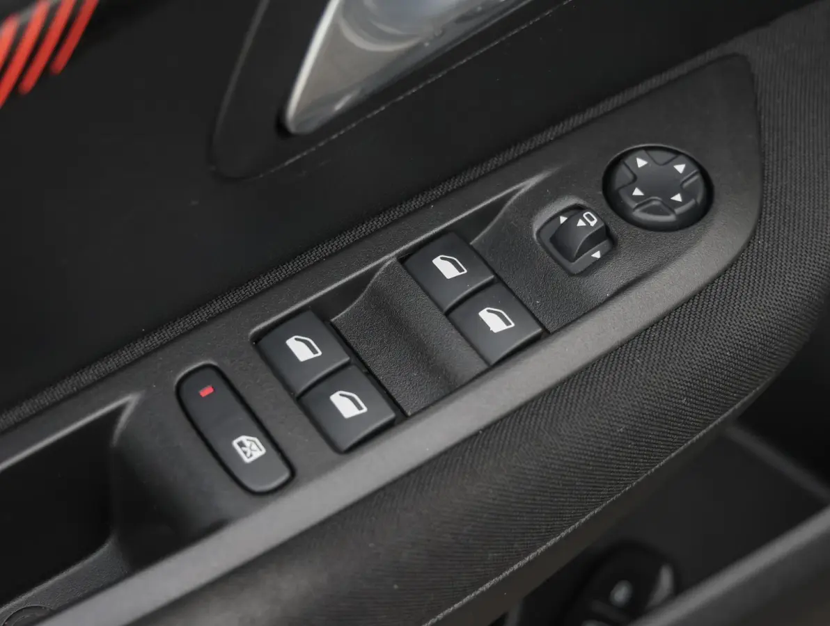 1.2 PureTech Active Pack 1e Eigenaar | LED | Navigatie | Parkeersensoren achter | 16" LMV