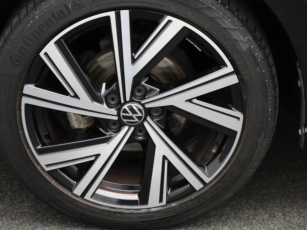 1.0 TSI Life 95 PK| Origineel Nederlands | Dealeronderhouden | Parkeersensoren Voor & Achter | 17 Inch Velgen | Adaptieve Cruise Control | Apple Carplay