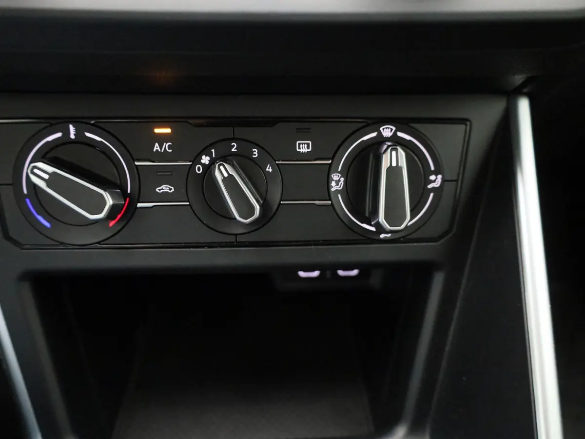 1.0 TSI Life 95 PK| Origineel Nederlands | Dealeronderhouden | Parkeersensoren Voor & Achter | 17 Inch Velgen | Adaptieve Cruise Control | Apple Carplay
