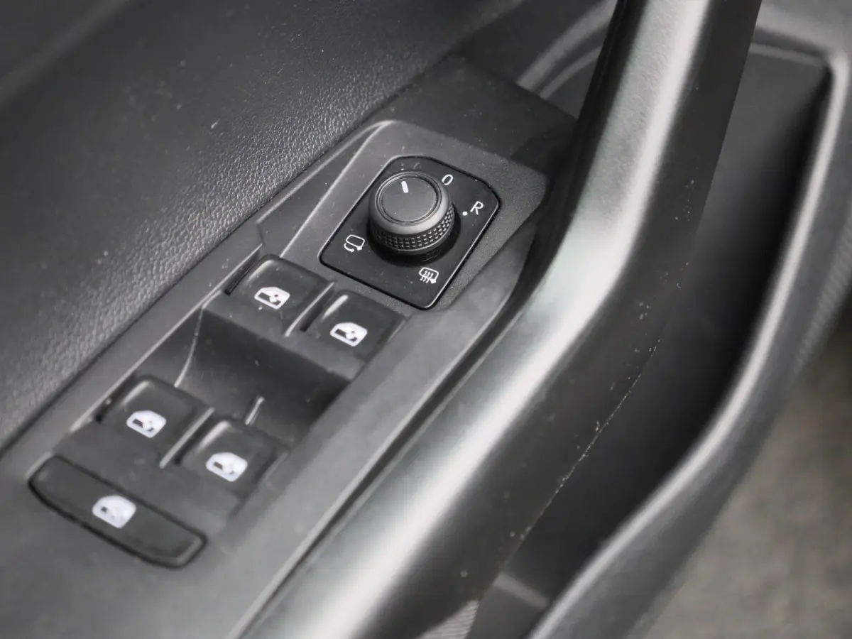 1.0 TSI Life 95 PK| Origineel Nederlands | Dealeronderhouden | Parkeersensoren Voor & Achter | 17 Inch Velgen | Adaptieve Cruise Control | Apple Carplay