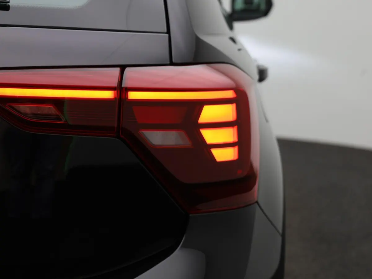 1.0 TSI Life 95 PK| Origineel Nederlands | Dealeronderhouden | Parkeersensoren Voor & Achter | 17 Inch Velgen | Adaptieve Cruise Control | Apple Carplay