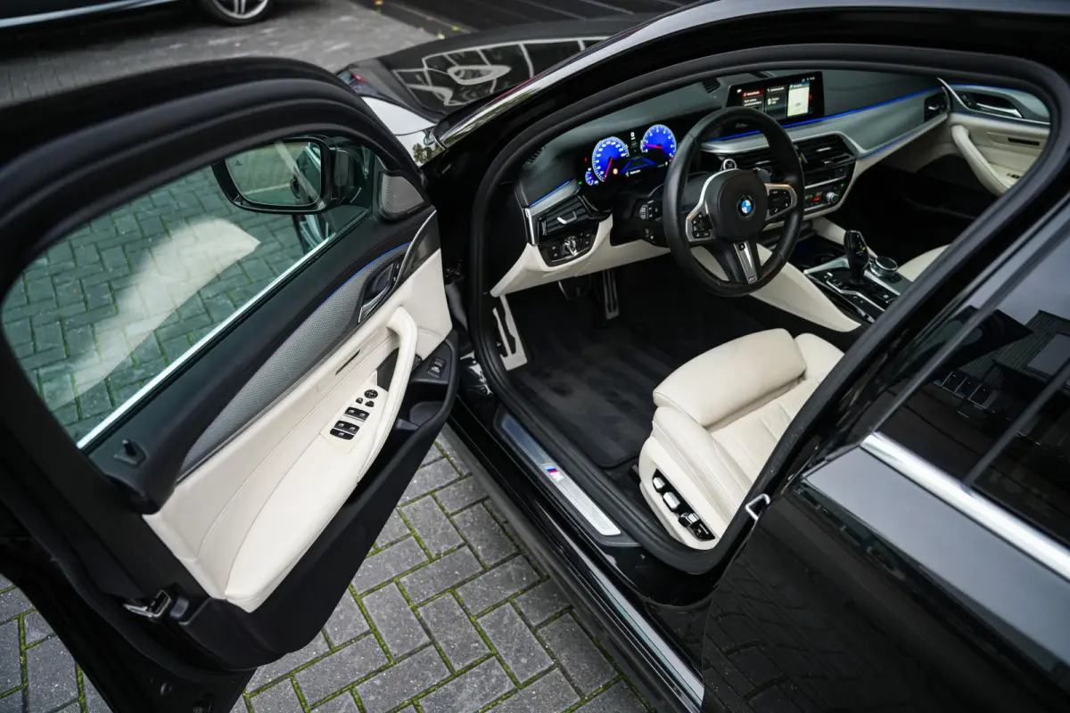 540i 340 pk xDrive High Executive M-Sportpakket /NL-Auto/ Dealer.Ond/ Pano-Dak/ Head-Up/ Soft-Close/ 360-Camera/ Harman&Kardon/ Adap.Cruise/ 20'' LMV