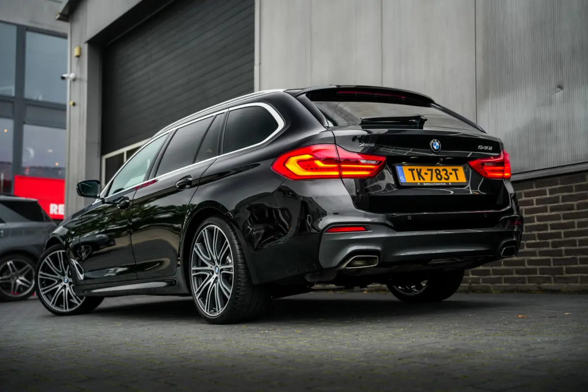 540i 340 pk xDrive High Executive M-Sportpakket /NL-Auto/ Dealer.Ond/ Pano-Dak/ Head-Up/ Soft-Close/ 360-Camera/ Harman&Kardon/ Adap.Cruise/ 20'' LMV