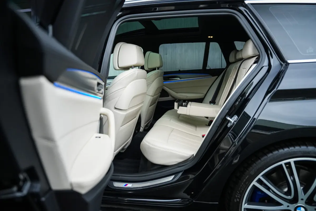 540i 340 pk xDrive High Executive M-Sportpakket /NL-Auto/ Dealer.Ond/ Pano-Dak/ Head-Up/ Soft-Close/ 360-Camera/ Harman&Kardon/ Adap.Cruise/ 20'' LMV