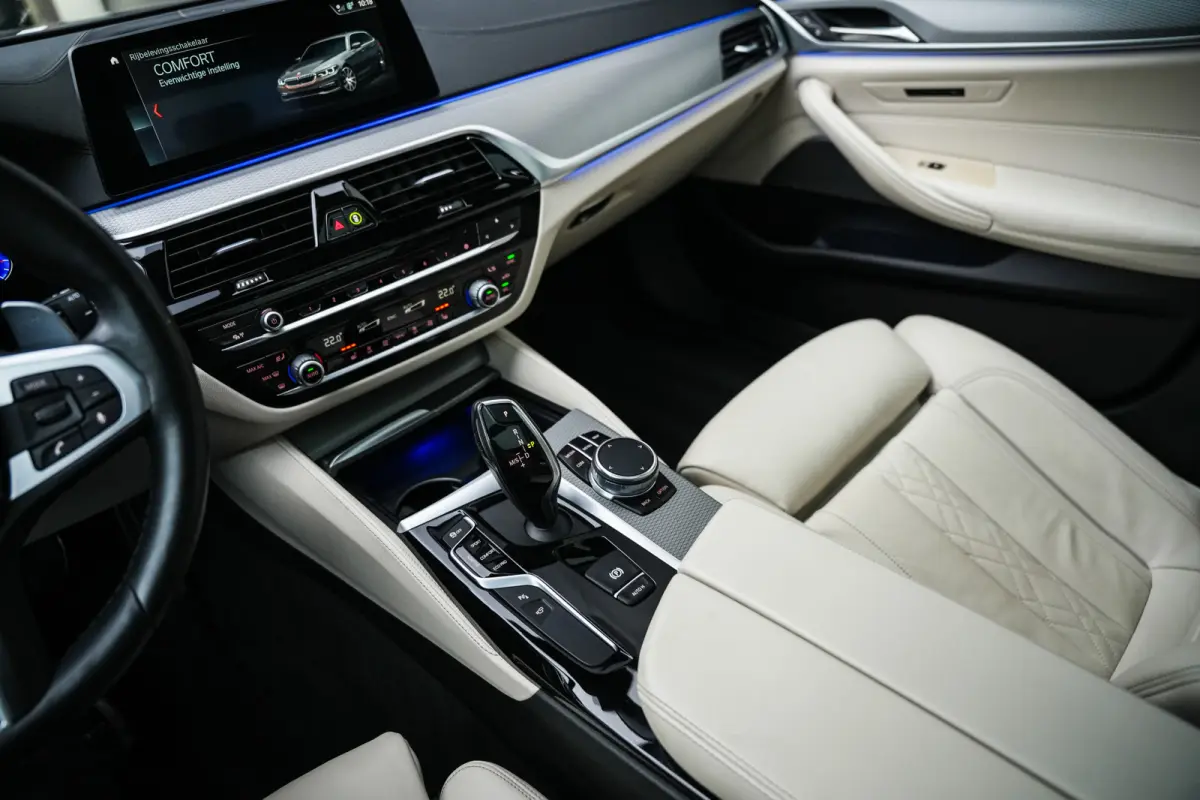 540i 340 pk xDrive High Executive M-Sportpakket /NL-Auto/ Dealer.Ond/ Pano-Dak/ Head-Up/ Soft-Close/ 360-Camera/ Harman&Kardon/ Adap.Cruise/ 20'' LMV