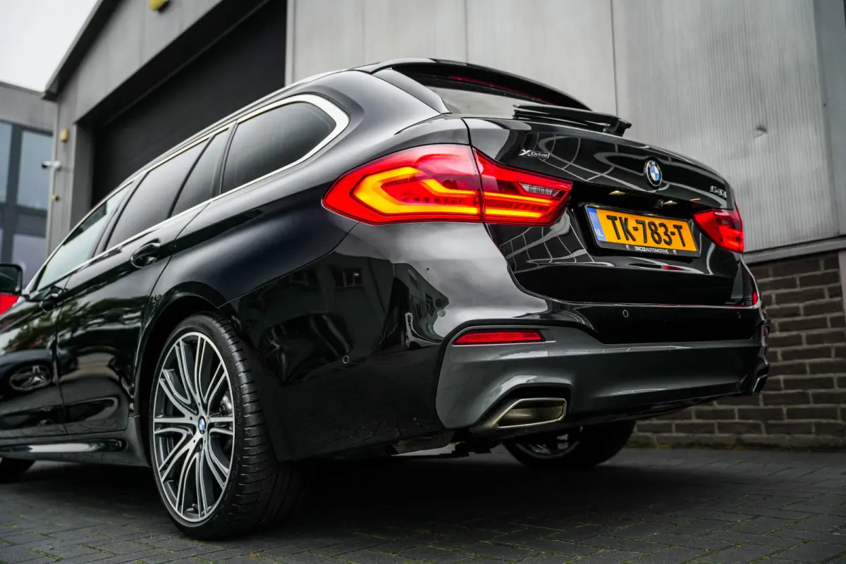 540i 340 pk xDrive High Executive M-Sportpakket /NL-Auto/ Dealer.Ond/ Pano-Dak/ Head-Up/ Soft-Close/ 360-Camera/ Harman&Kardon/ Adap.Cruise/ 20'' LMV
