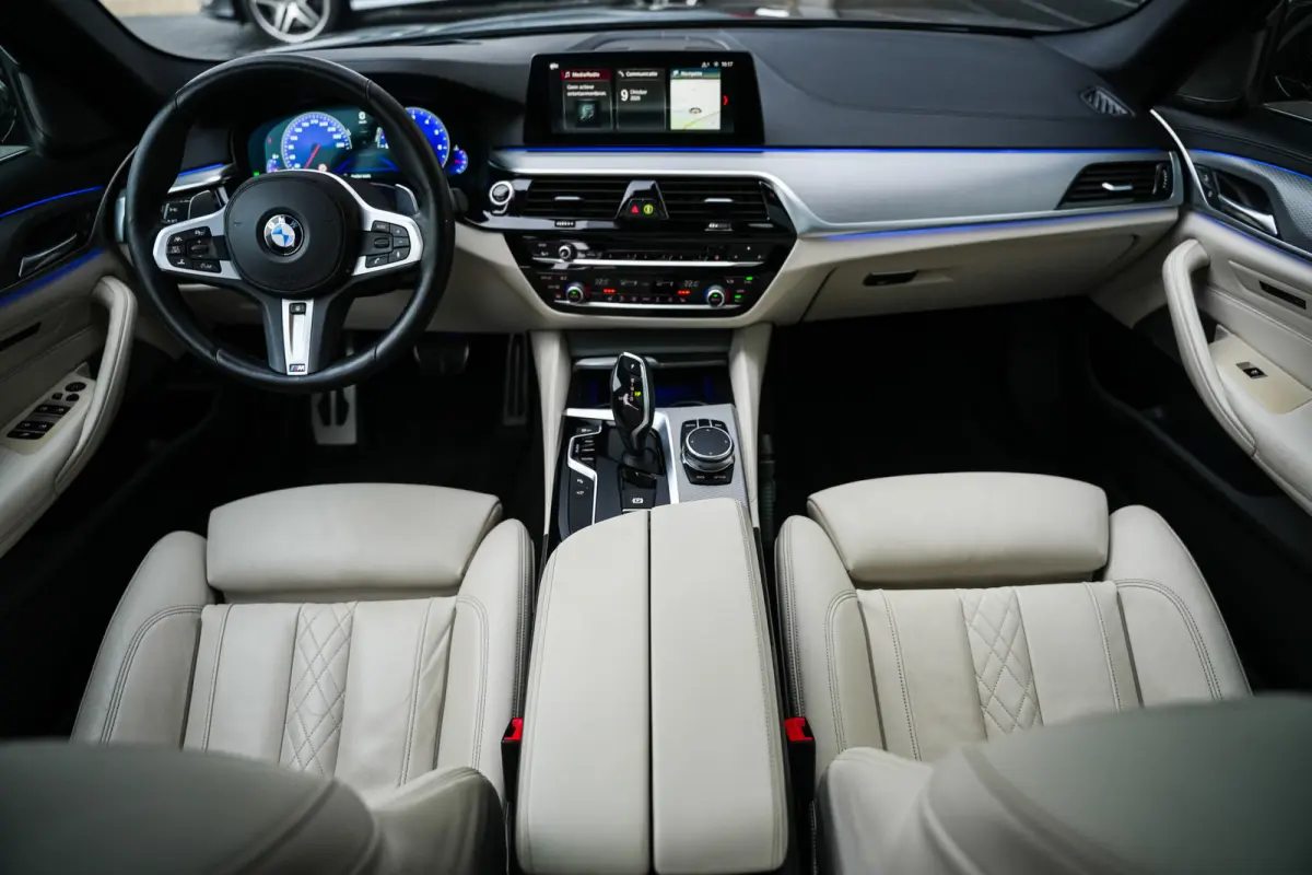 540i 340 pk xDrive High Executive M-Sportpakket /NL-Auto/ Dealer.Ond/ Pano-Dak/ Head-Up/ Soft-Close/ 360-Camera/ Harman&Kardon/ Adap.Cruise/ 20'' LMV