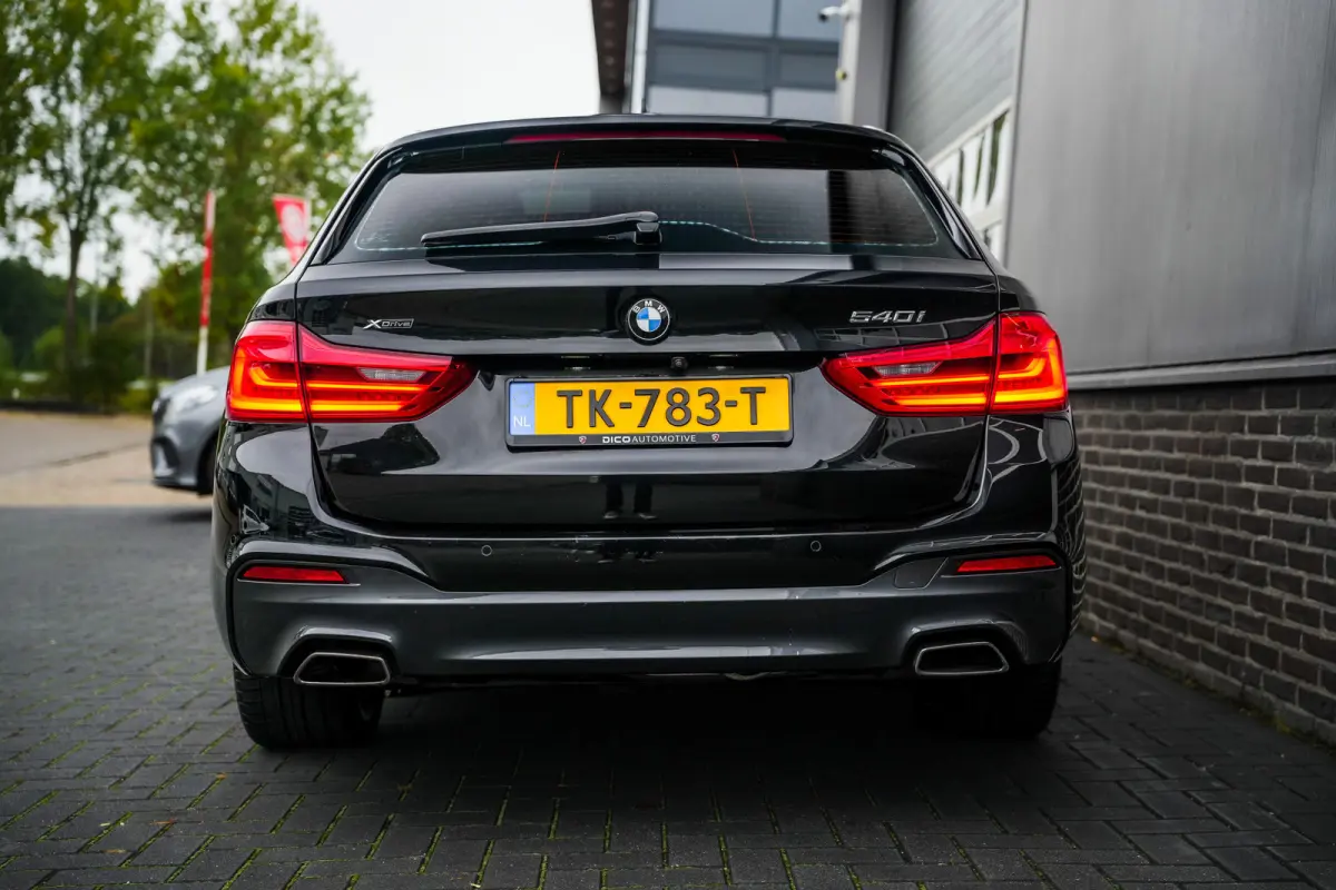 540i 340 pk xDrive High Executive M-Sportpakket /NL-Auto/ Dealer.Ond/ Pano-Dak/ Head-Up/ Soft-Close/ 360-Camera/ Harman&Kardon/ Adap.Cruise/ 20'' LMV
