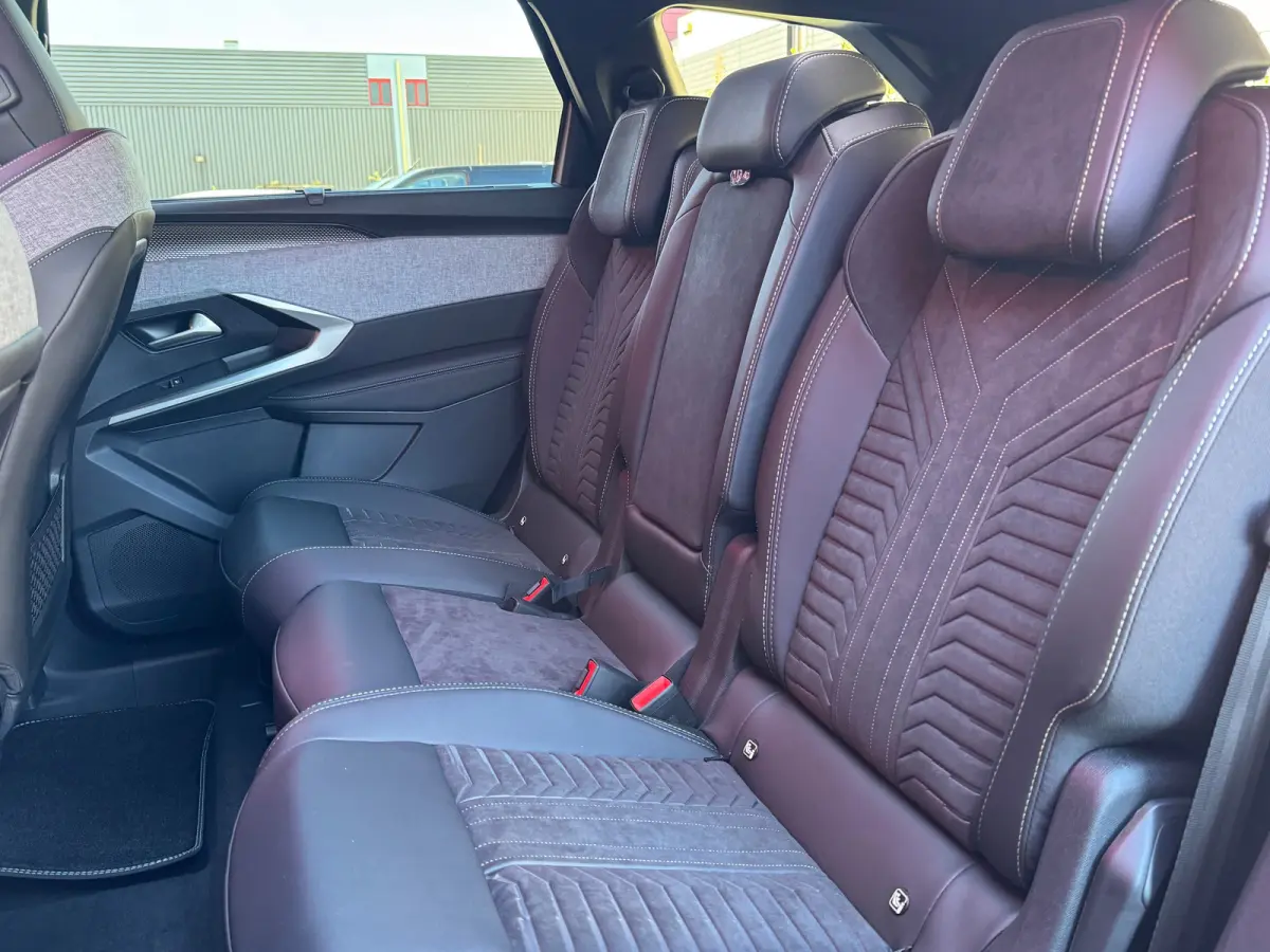 GT | Apple Carplay & Android auto | Panorama-dak | Alcantara bekleding | Navigatie | 7 Persoons | | 19'' lichtmetalen velgen LULEA | 360° Vision & Drive Assist Plus Pack | Adaptieve Grootli