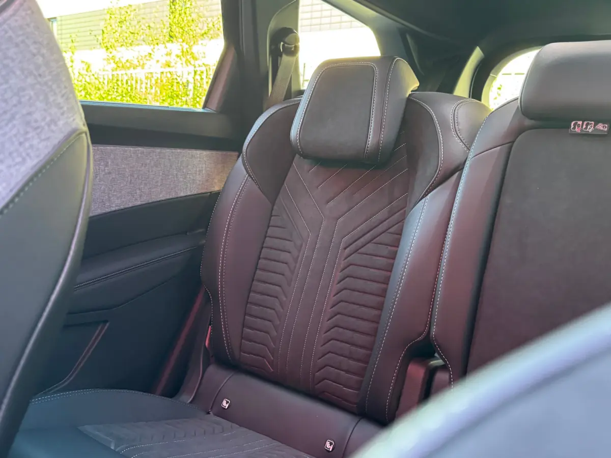 GT | Apple Carplay & Android auto | Panorama-dak | Alcantara bekleding | Navigatie | 7 Persoons | | 19'' lichtmetalen velgen LULEA | 360° Vision & Drive Assist Plus Pack | Adaptieve Grootli