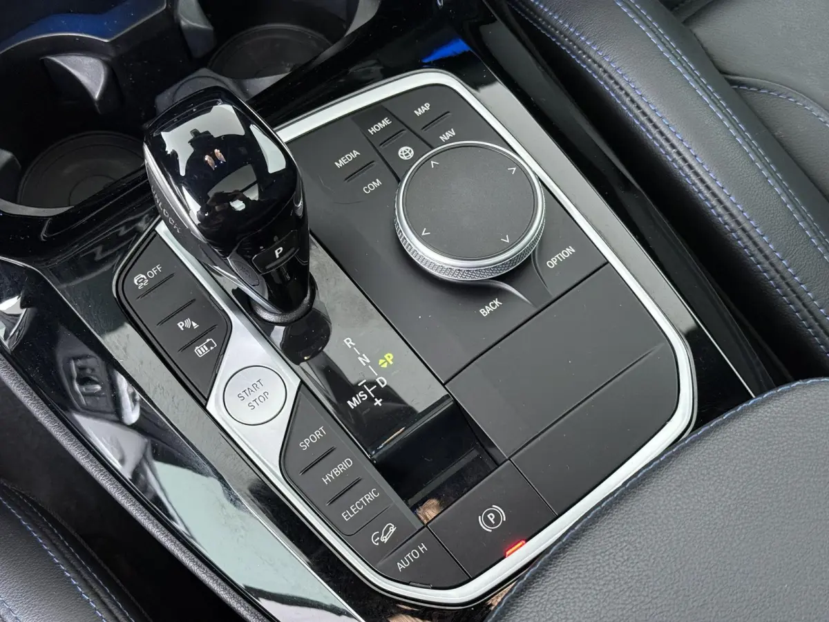 xDrive30e Business Edition Plus | Plug-in Hybride | Panoramadak | Leder | Stoelverwarming |