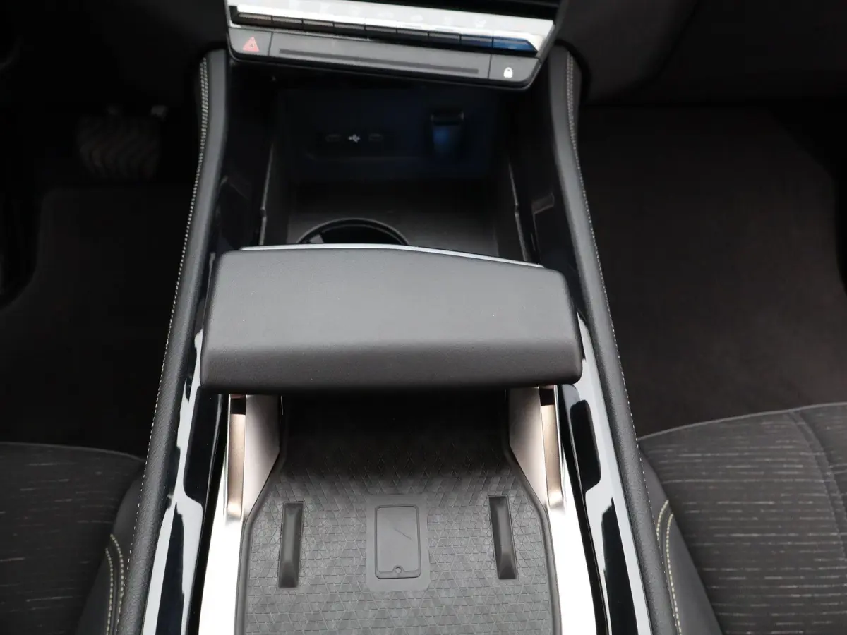 iconic E-Tech full hybrid 200 | Trekhaak | Voorruitverwarming | Adaptieve Cruise Control |