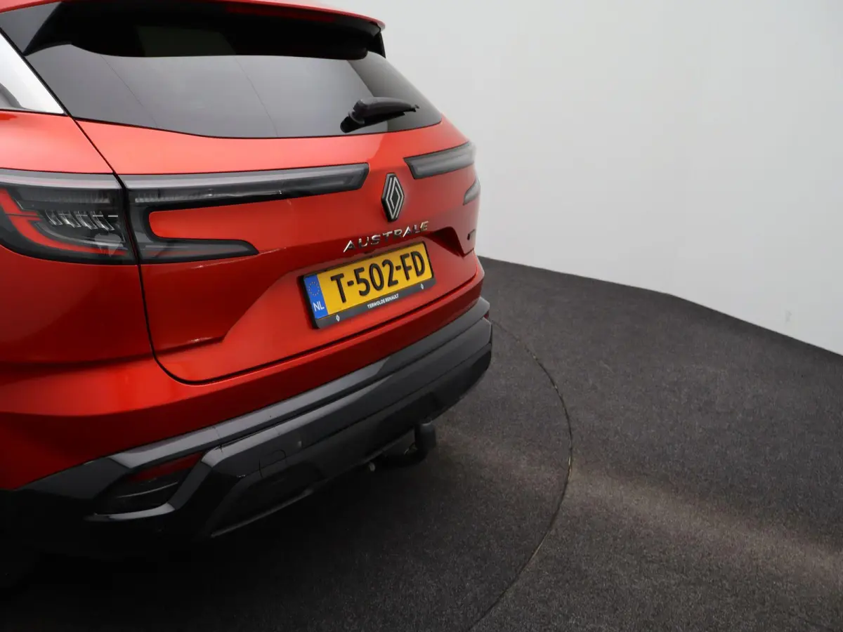 iconic E-Tech full hybrid 200 | Trekhaak | Voorruitverwarming | Adaptieve Cruise Control |