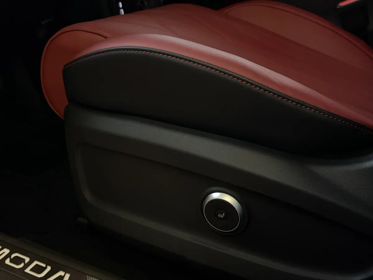 OMODA 9 PREMIUM AWD 538 PK | Stary White | Rood Leer LUXE PHEV SUV | 145 KM ELEKTRISCH | ONGEBRUIKTE NIEUWE AUTO 4WD 4X4
