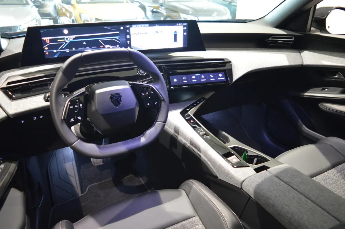 1.6 plug-in Hybrid 195 Allure STUURVERWARMING - AFNEEMBARE TREKHAAK - WEINIG KILOMETERS!